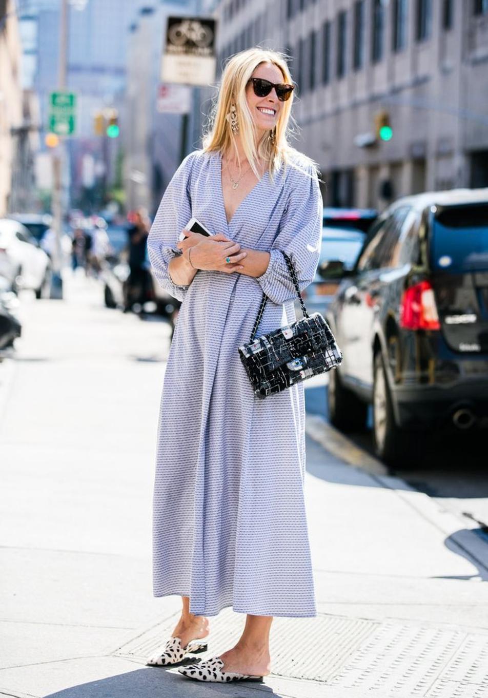 Vestidos estampados bonitos que sientan estupendamente a los 50 para llevar a diario