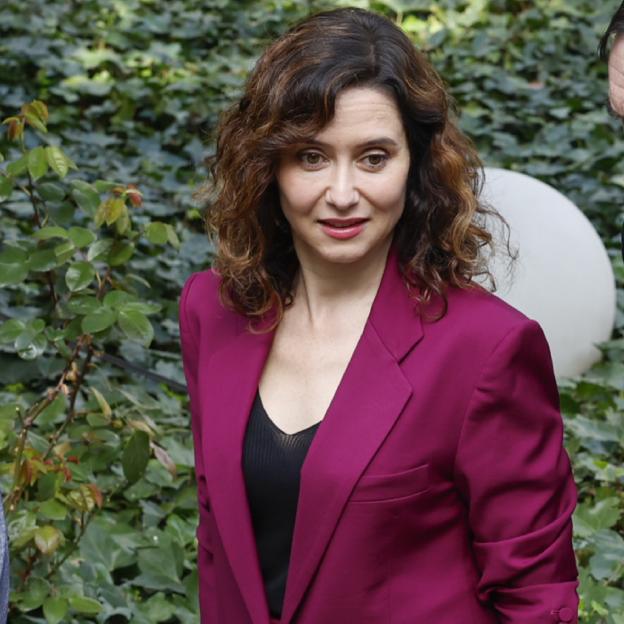 Isabel Díaz Ayuso tiene el traje de sastrería de Mango que más favorece: es muy elegante y combina con todo