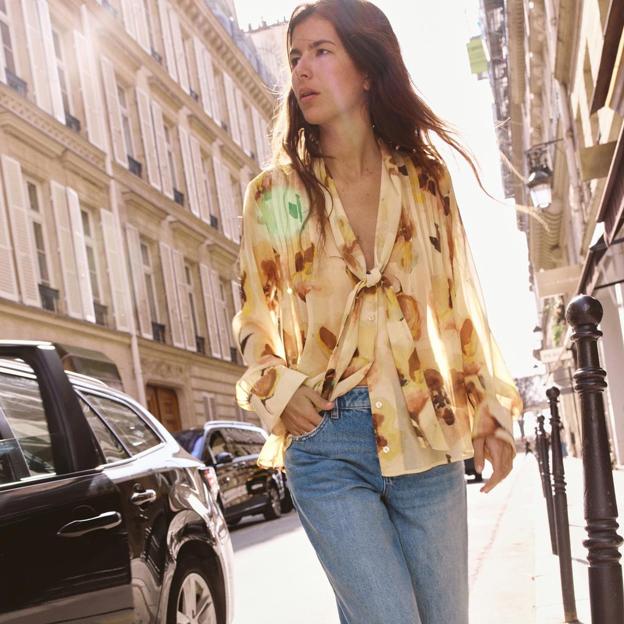 Estas son las blusas estampadas que no pueden faltar en tu armario de primavera
