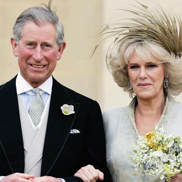 La accidentada boda de Carlos III y Camilla hace 20 años: abucheos, ausencia de Isabel II y la novia con ataque de pánico