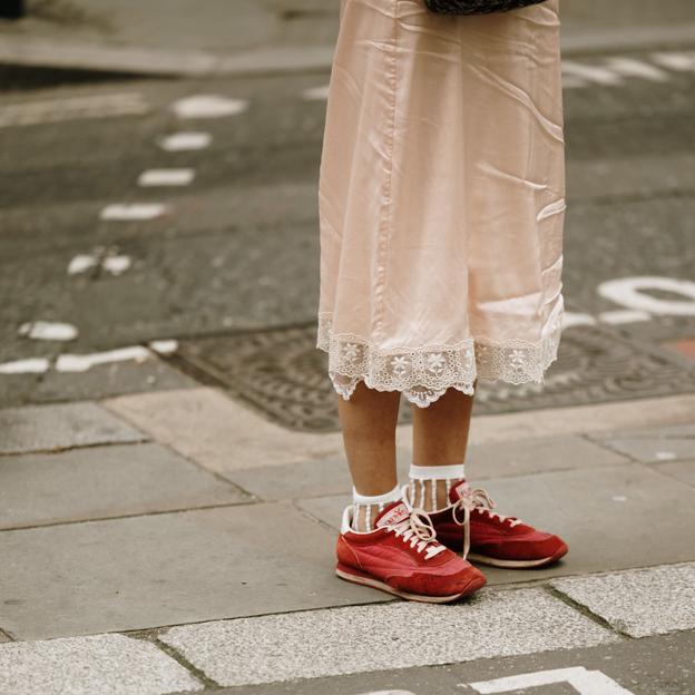 Los modelos de zapatillas tendencia favoritos de las influencers en el street style