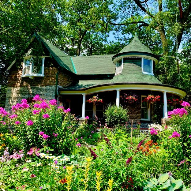 Los consejos de cuatro expertos en plantas para tener la terraza y el jardín más bonitos esta primavera