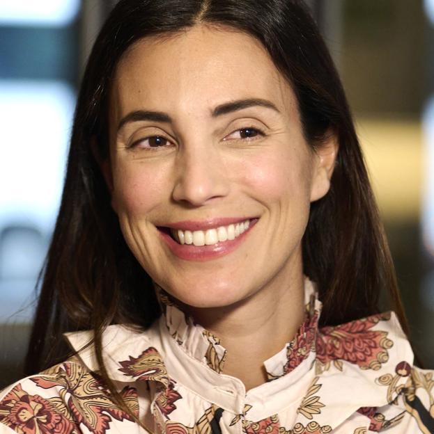 El look de primavera perfecto lo ha llevado Sassa de Osma: vestido largo, gabardina y mocasines