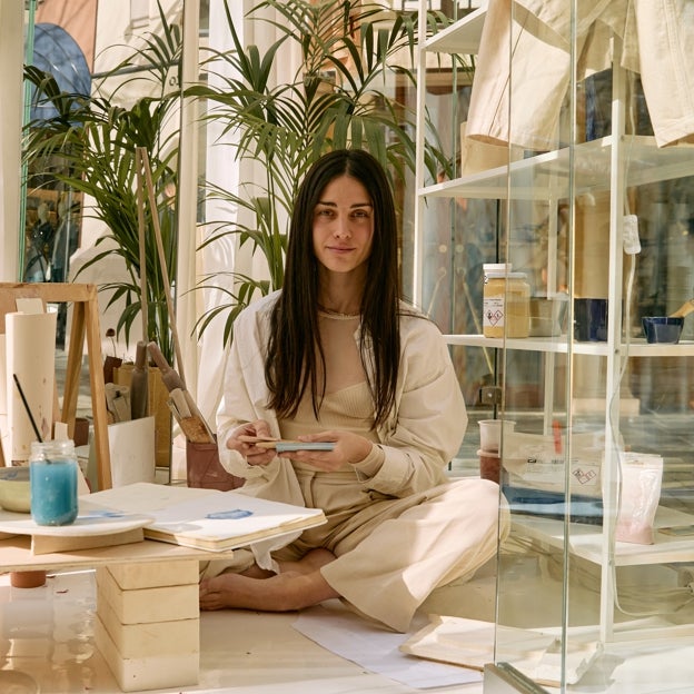 Adriana Cabello, la ceramista que hace las lámparas y jarrones que todos quieren: «Cuando le metes prisa al barro, se rompe»