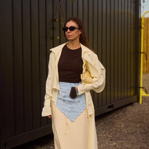 Llevar pañuelo a la cintura es el nuevo truco de estilo que Massimo Dutti quiere que lleves