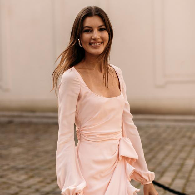 Todas mis amigas están alucinando con los vestidos de invitada de Zara