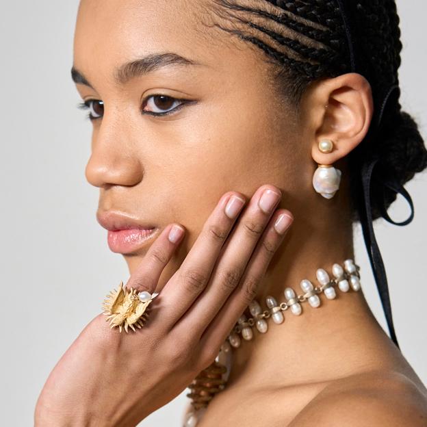 Las uñas con brillo son la alternativa perfecta si estás cansada de llevar siempre esmaltes con color