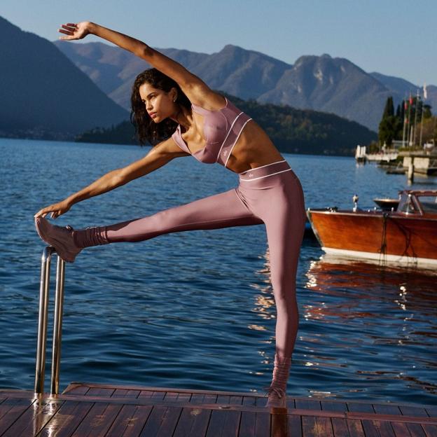 Pullover con puente, el ejercicio dinámico para activar core y glúteos tumbada