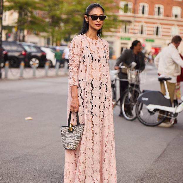 Soy editora de moda y estoy obsesionada con estos vestidos de entretiempo para vestir bien en primavera