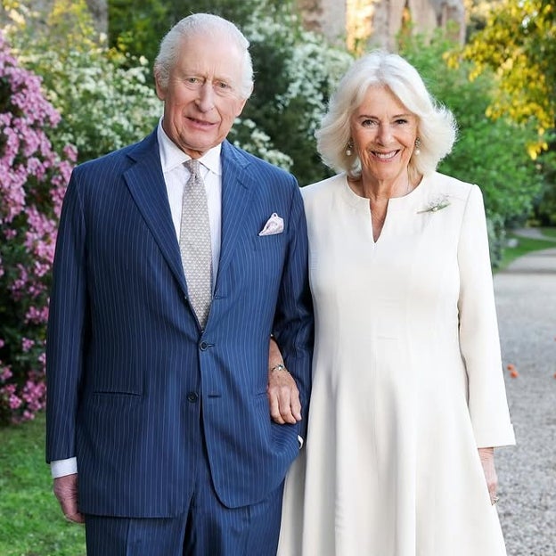 El mensaje oculto del broche de la reina Camilla en las nuevas fotos oficiales por su 20 aniversario de boda con Carlos III