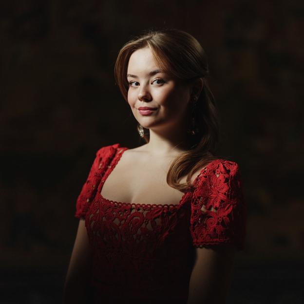 Sabemos de dónde es el precioso vestido de invitada rojo de Ariane de Holanda en su retrato oficial de los 18 años