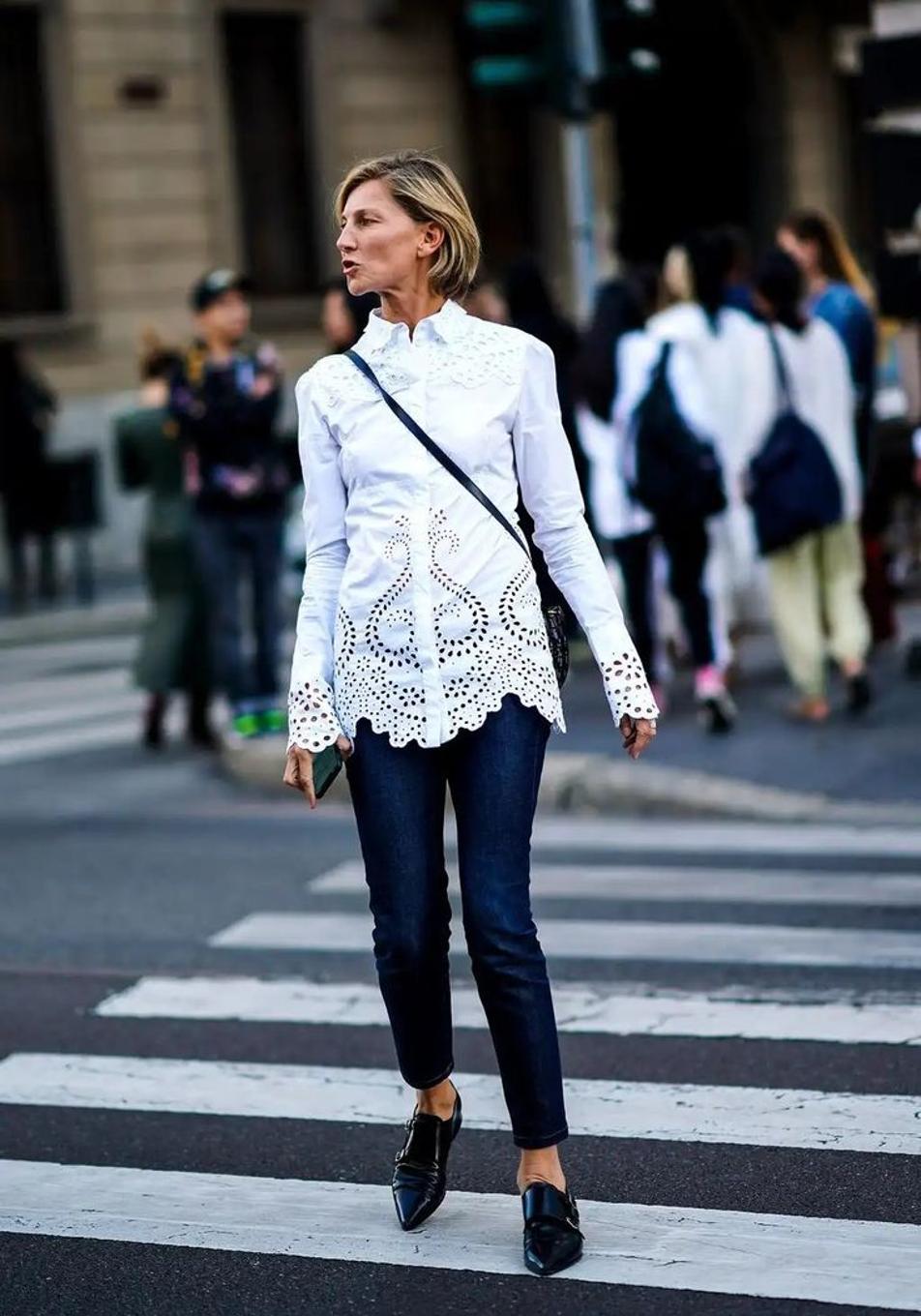 Las camisas bordadas más bonitas con efecto rejuvenecedor a partir de los 50 años