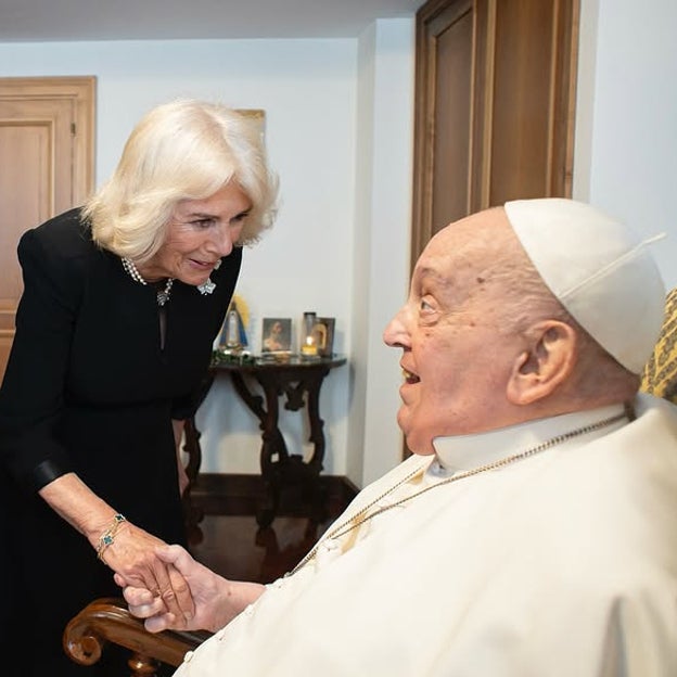 Los detalles de la visita secreta de Carlos y Camilla al papa Francisco: 20 minutos, un regalo y por qué la reina iba de negro