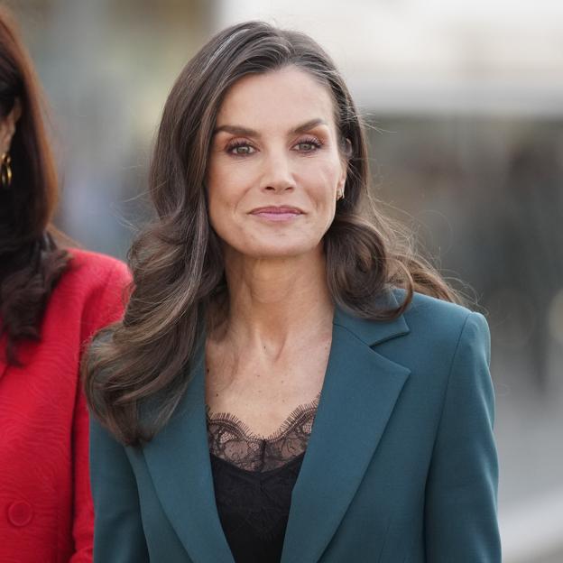 La reina Letizia rescata el traje de Carolina Herrera perfecto para el entretiempo: hace tipazo y el color es muy favorecedor