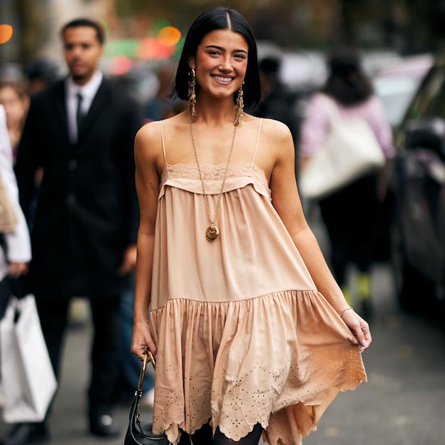Vestidos fluidos de las novedades de Zara que adelantan la llegada del verano a tu armario