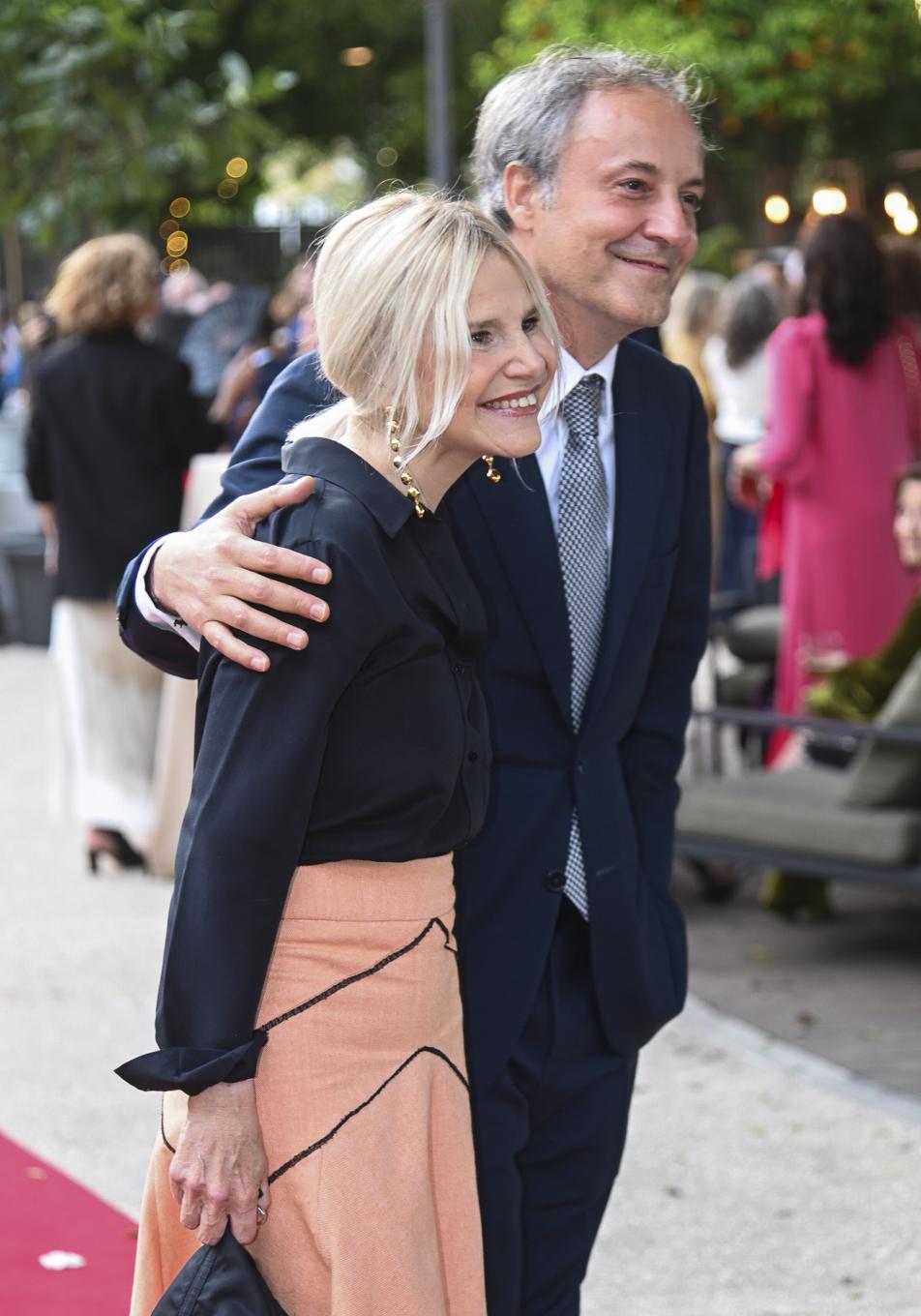 Eugenia Martínez de Irujo tiene el look de invitada ideal a los 50: falda made in Spain y tacones con plataforma