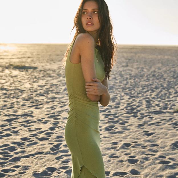 Las novedades de Pull & Bear: de los vestidos más especiales de la primavera a los pantalones que llevarás con todo