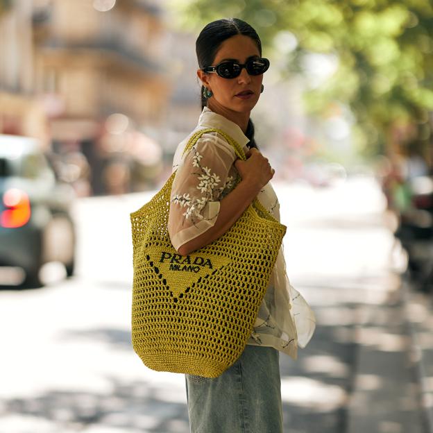 La primavera es de los bolsos de rafia: los modelos más bonitos para llevar en cualquier look