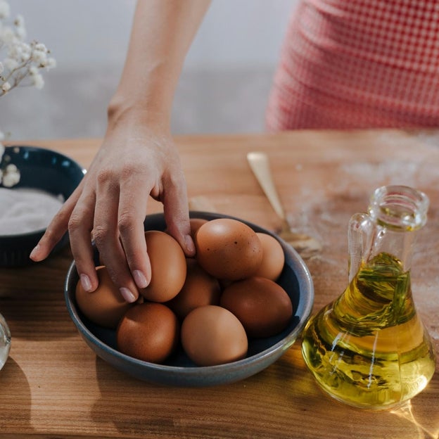 El peligro de guardar los huevos en la puerta de la nevera, según una nutricionista: «Mejor en las baldas superiores»