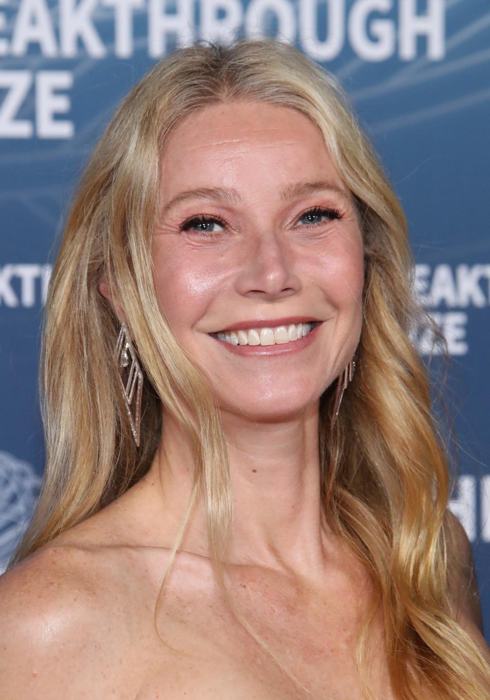 Cuatro aceites desmaquillantes para pieles maduras y secas que hidratan y limpian