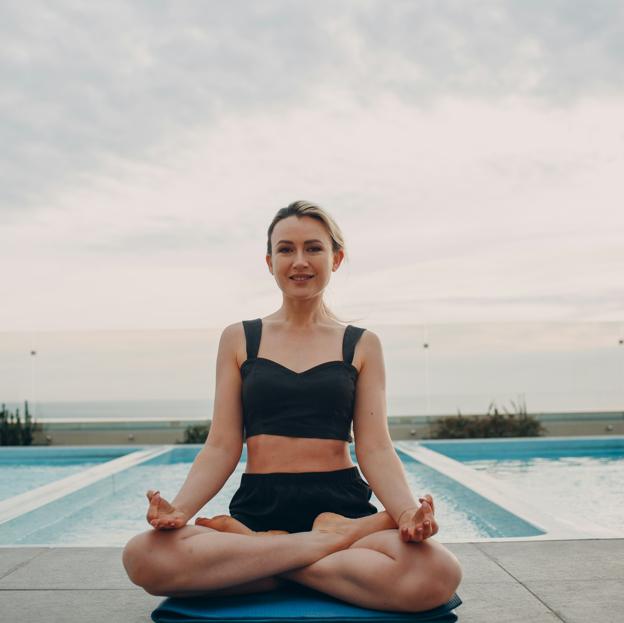 Postura de la mano extendida a dedo gordo del pie, yoga para trabajar fuerza, equilibrio y flexibilidad