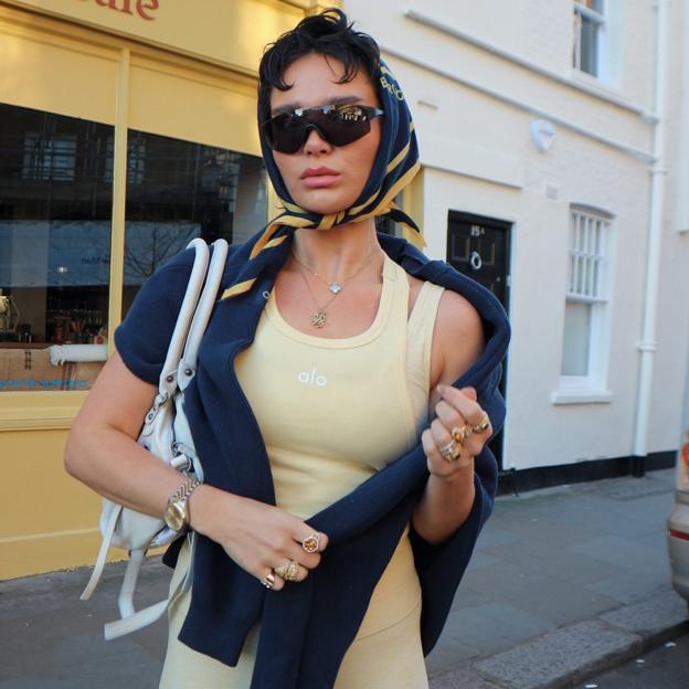 Postura de presión de hombros o Bhujapidasana, yoga avanzado para tonificar core y fortalecer brazos