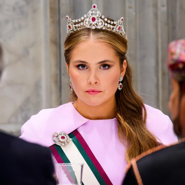 El último look de gala de Amalia de Holanda es el más espectacular hasta la fecha: vestido con capa y una histórica tiara de rubíes y diamantes