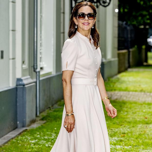 Los zapatos más especiales de Mary de Dinamarca más allá del clásico stiletto: de las bailarinas bicolor a las zapatillas cómodas