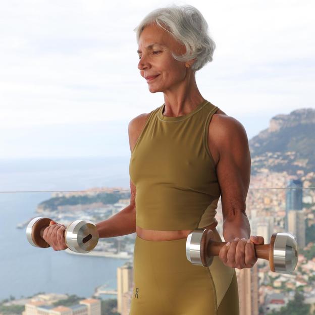 Curl de bíceps con cable, el mejor ejercicio para tener unos brazos más jóvenes a los 50 años