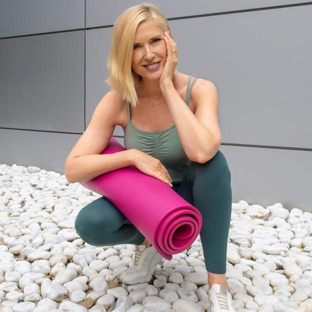 Postura de la unión psíquica o mudrasana, yoga para estirar a la perfección brazos, espalda, cuello y rodillas