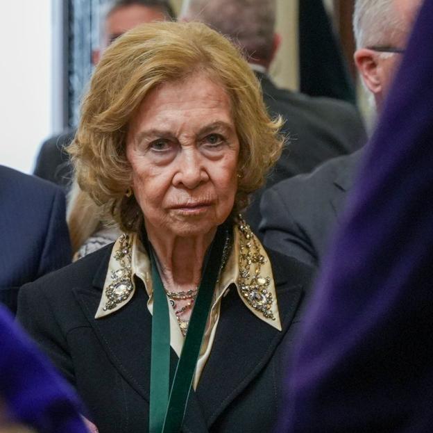 La reina Sofia cumple su sueño de seguir el paso de la Macarena en la Semana Santa de Sevilla