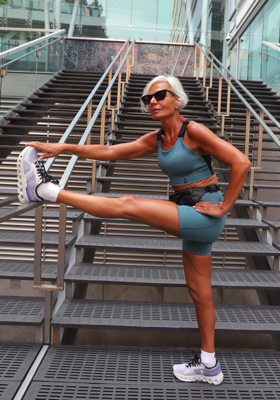 Pies en correas, el efectivo ejercicio de Pilates que dispara tu flexibilidad a los 50