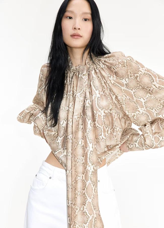 Blusa animal print con lazada en el cuello
