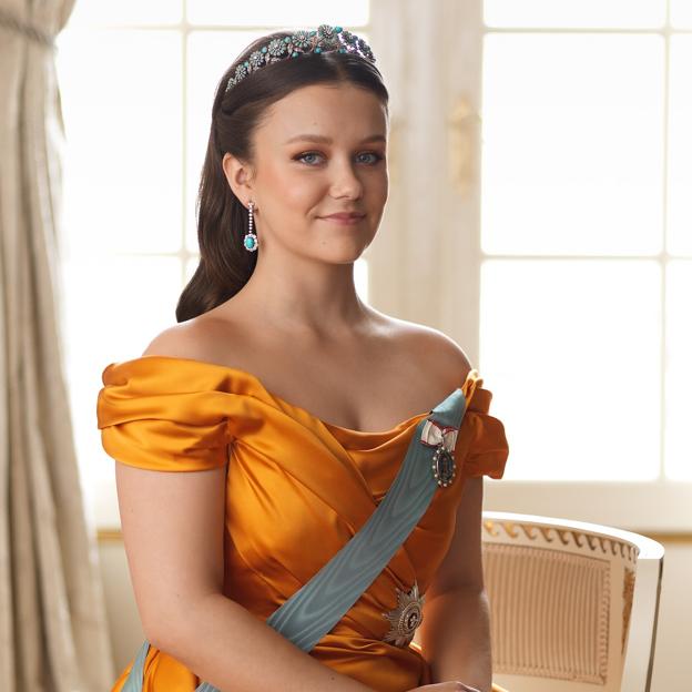 Isabella de Dinamarca estrena tiara en el retrato oficial de su 18 cumpleaños: regalo de la reina Margarita y convertible en pulsera