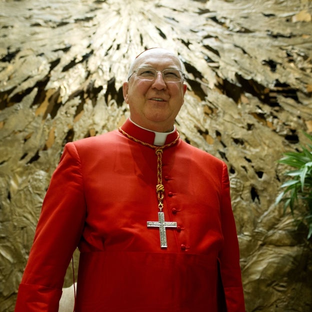 Quién es Kevin Farrell, el camarlengo de Francisco que será papa interino hasta la celebración del cónclave