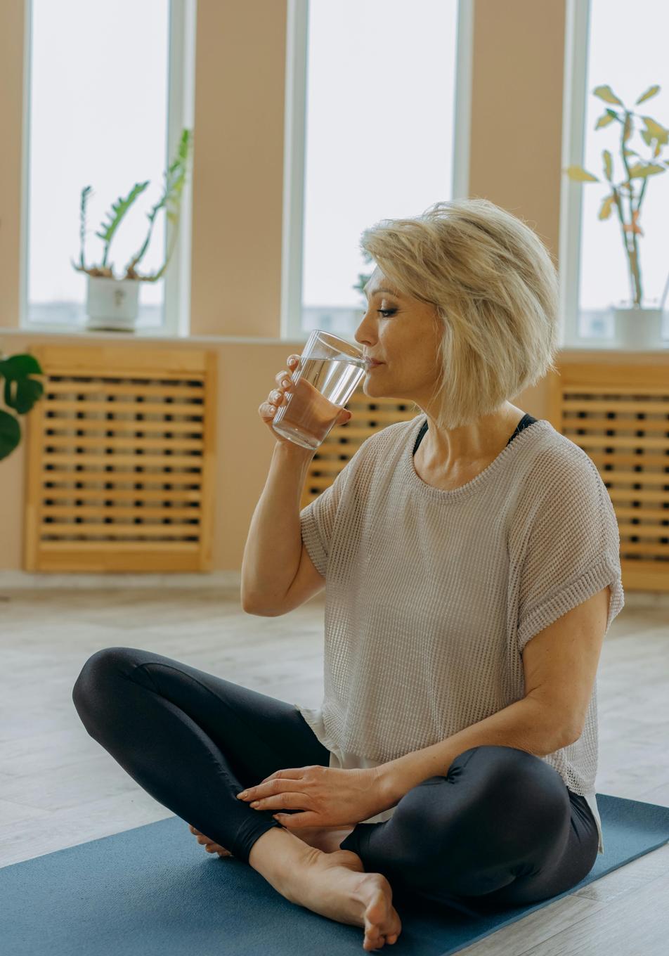 Yoga para mejorar movilidad a los 50: posturas, consejos y beneficios