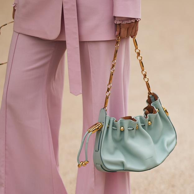 Este es el bolso en color pastel que necesitas para primavera: básico, versátil y el toque juvenil perfecto en cualquier estilismo