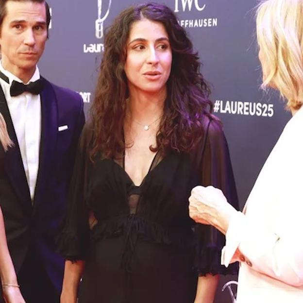 El primer look de Xisca Perelló embarazada en los Premios Laureus 2025: vestido lencero y chaqueta transparente