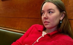Qué hay en el bolso de una royal de Mónaco: Alexandra de Hannover enseña lo que siempre lleva con ella