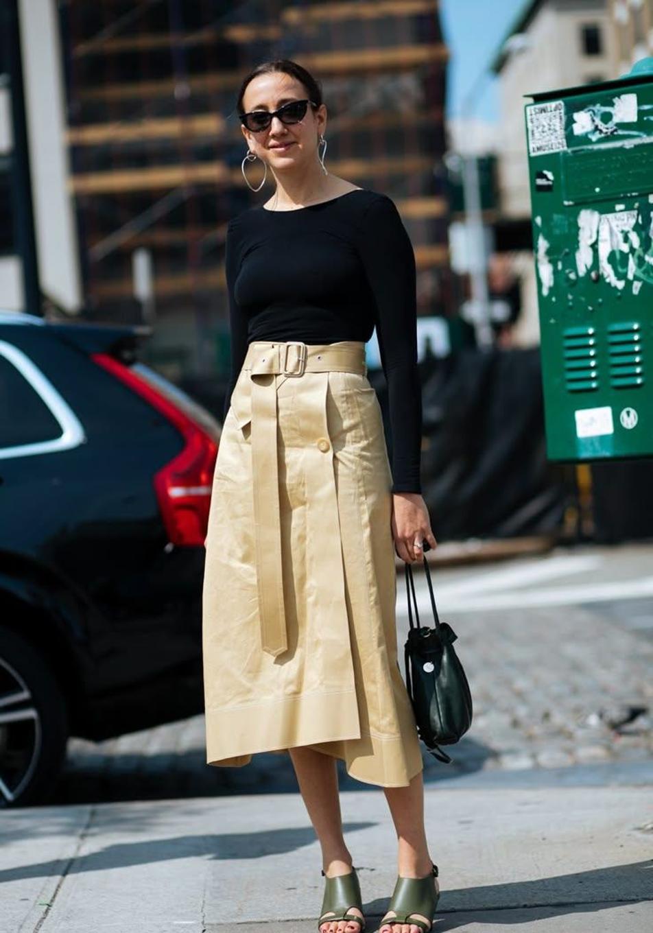 Trench skirt o la falda de moda que llevan las más elegantes a los 50