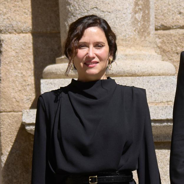 Isabel Díaz Ayuso, de negro, en los Premios Cervantes: estrena un look que parece un vestido pero es un dos piezas