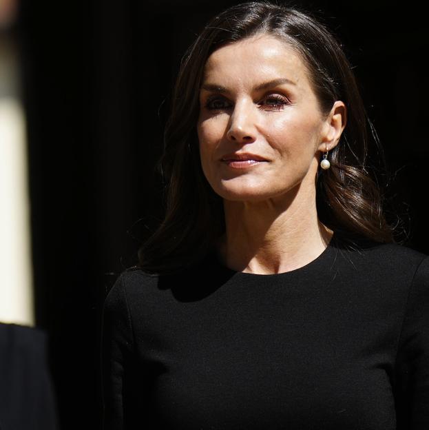 La reina Letizia tiene el truco para transformar un vestido básico negro con el cinturón más original en la entrega del Premio Cervantes
