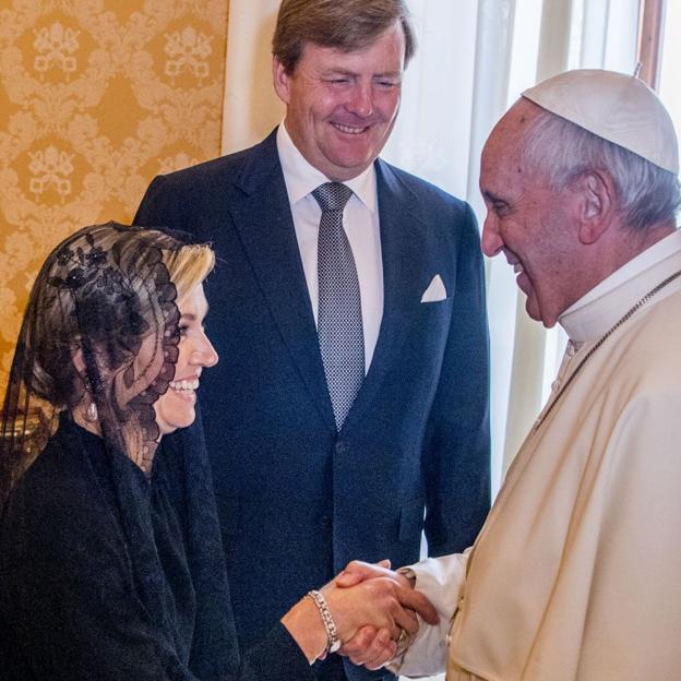 De Charlène de Mónaco a la ausencia de Máxima de Holanda, las casas reales que irán y las que no al funeral del papa Francisco