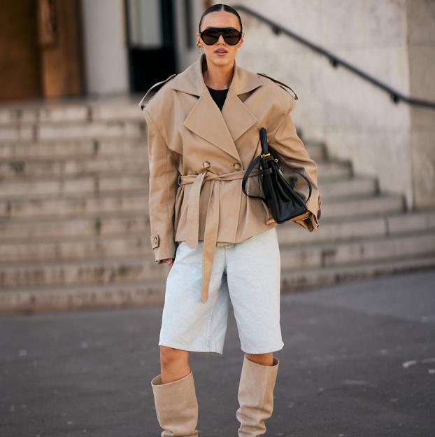 Bermudas con botas altas, la fórmula de estilo que arrasa en entretiempo y favorece a cualquier edad