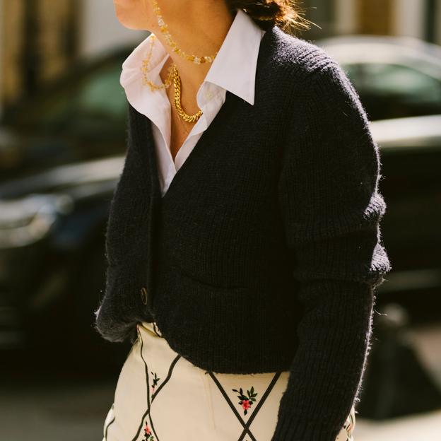 Sfera rebaja el cárdigan de punto que más usarás durante el entretiempo