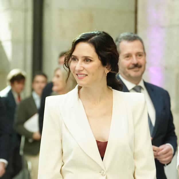 Isabel Díaz Ayuso, más primaveral que nunca, se inspira en la reina Letizia con un total look en blanco