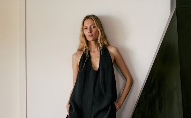 Lo nuevo de Massimo Dutti captura el tiempo con una colección de vestidos y faldas sencillas con estampados sobrios