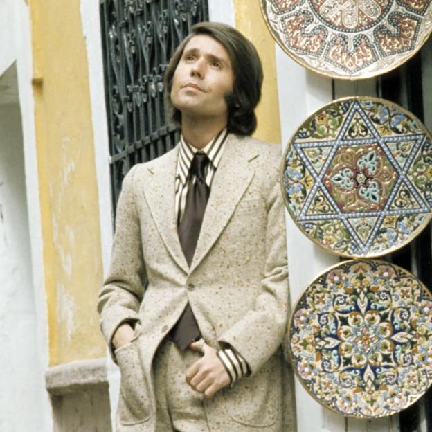 Estos son los desconocidos hermanos de Raphael: un profesor en Londres, el pequeño de la familia y una dolorosa pérdida