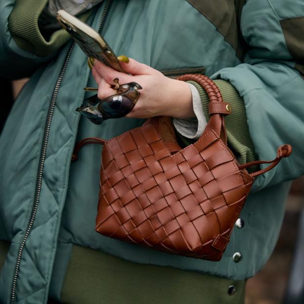 Del de Primark por 14 euros al tipo saco de Zara: la tendencia absoluta en bolsos de la primavera son estos modelos trenzados