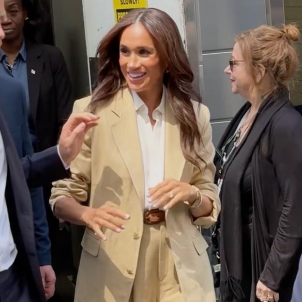 Meghan Markle tiene el traje de dos piezas perfecto para el entretiempo: de Ralph Lauren y accesorios de lujo
